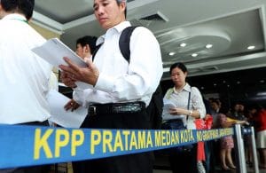 Warga mengantre untuk mengikuti program pengampunan pajak (Tax Amnesty) di Kantor Pelayanan Pajak Sumut Wilayah I, Medan, Kamis (29/9). MTD/Efendi Siregar