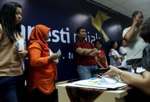Petugas melayani warga mengikuti program pengampunan pajak (Tax Amnesty) di Kantor Pelayanan Pajak Sumut Wilayah I, Medan, Sumatra Utara, Kamis (29/9).MTD/Efendi Siregar