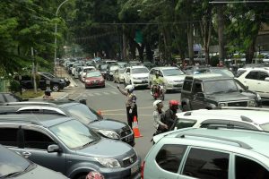Petugas Kepolisian dari Satuan Lalulintas mengatur laju padat kendaraan yang dialihkan jalurnya di persimpangan Jalan Imam Bonjol Medan, kemarin. Pengaturan lalu lintas tersebut dilakukan guna mengantisipasi kemacetan lalu lintas di waktu tingginya aktifitas lalu lintas di Kota Medan. MTD/Mardi Ginting