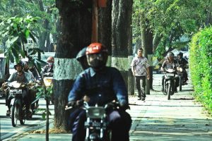 Sejumlah pengendara sepeda motor melintas dari atas trotoar jalan di kawasan Jalan Imam Bonjol Medan. MTD/Mardi Ginting