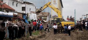 Petugas PT KAI membongkar rumah warga pada kegiatan penertiban bangunan yang terletak di kawasan pinggiran rel Jalan Timah Medan, Sumatera Utara, Rabu (26/10). MTD/Efendi Siregar