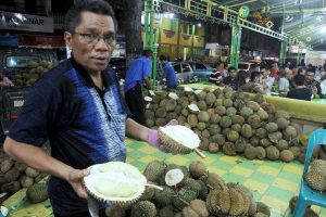 Zainal Abidin (Ucok) melayani pengunjung di Gerai Duriannya "Ucok Durian" di Jalan Wahid Hasyim Medan, MTD/Efendi Siregar