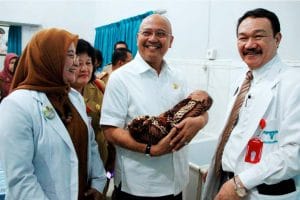 Walikota Medan, Dzulmi eldin menggendong bayi yang dibuang ibunya di RSUD Pirngadi Medan. MTD/FB Humas Pemko Medan