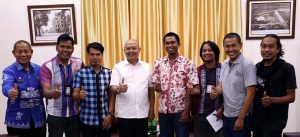 Walikota Medan, Dzulmi Eldin foto bersama pengurus Organisasi profesi Pewarta Foto Indonesia (PFI) Medan di Kantor Walikota Medan, Kamis (06/10/2016). MTD/dok PFI-Medan