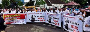 Ratusan dokter yang tergabung dalam Ikatan Dokter Indonesia (IDI) Sumut menggelar aksi unjukrasa di depan kantor Gubernur Sumut. MTD/Suhardiman