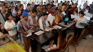 Ratusan warga mengantre untuk mengurus E-KTP di kantor Dinas Kependudukan Catatan Sipil (Disdukcapil) Kota Medan, Senin (3/10). MTD/Efendi Siregar