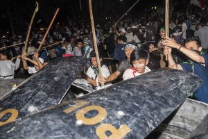 Sejumlah orang memukul petugas kepolisian saat unjuk rasa empat November di Jakarta, Jumat (4/11) malam. Aksi menuntut pemerintah untuk mengusut dugaan penistaan agama berakhir bentrok. ANTARA FOTO/M Agung Rajasa
