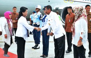 Gubernur Sumut, Tengku Erry Nuradi menyambut kedatangan Ibu Negara Iriana Joko Widodo bersama ibu Mufidah Jusuf Kalla di Bandara Kualanamu, Deliserdang, Rabu 02 November 2016. MTD/Ist