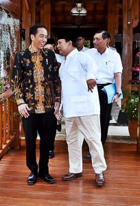 Prabowo Subianto saling berdiskusi lepas dengan Presiden Jokowi di kediaman Prabowo Subianto di Hambalang, Senin, 31 Oktober 2016. MTD/Biro Pers Setpres