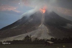 Sinabun(g) Lava Lobe 01.11.2016 @t 10.25 pm Taken From Tiga Kicat | Foto : Facebook Sadrah Peranginangin