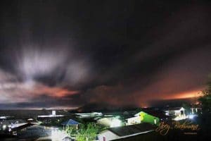 Erupsi Gunung Sinabung pada malam hari 01 November 2016. Foto : Facebook Joey Brahmana