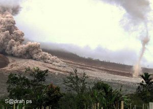 Erupsi Gunung Sinabung pada pagi hari pukul 08.25 WIB, 01 November 2016. Foto : Facebook Sadrah Peranginangin