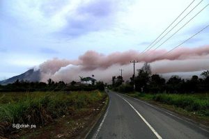 Abu Vulkanik ke arah Timur setelah terjadi Rentetetan erupsi Sinabun(g) 1 Nov 2016 @at o7.41 am Foto dari Simp Lingga Julu. Foto; Facebook Sadrah Peranginangin
