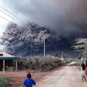 Erupsi Gunung Sinabung pada 01 November 2016. Foto : Facebook Pelin Depari