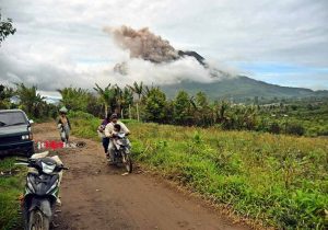 Erupsi Gunung Sinabung di pagi hari, 02 November 2016. Foto : Facebook Satar Ginting Seragih