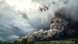 Luncuran awan panas saat erupsi Gunung Sinabung 01 November 2016. Foto: Facebook Tibta Pangin