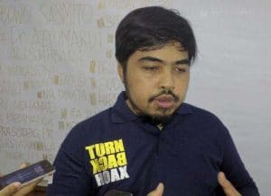 Septiaji Eko Nugroho yang mewakili Masyarakat Anti Hoax menjelaskan ada pihak-pihak yang mendapat profit dari penyebaran informasi dan berita palsu. (CNN Indonesia/Bintoro Agung)