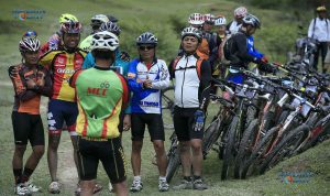 Sejumlah peserta foto bersama usai tiba di garis finish di Danau Sindihoni saat mengikuti kompetisi sepeda gunung "Toba Volcano Enduro Race" di Samosir, Sabtu (10/12). Dedi Sinuhaji for medanToday.com