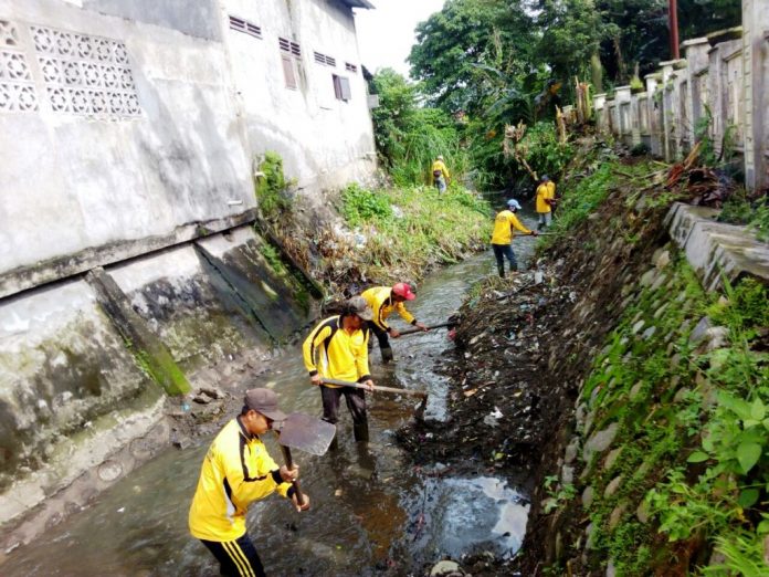 Antisipasi terjadinya banjir karena intensitas hujan tinggi belakangan ini, membuat jajaran Kecamatan Medan Amplas gencar melakukan pembersihan dan pengorekan parit inpres di Kelurahan Medan Amplas, Rabu (11/10/2017)