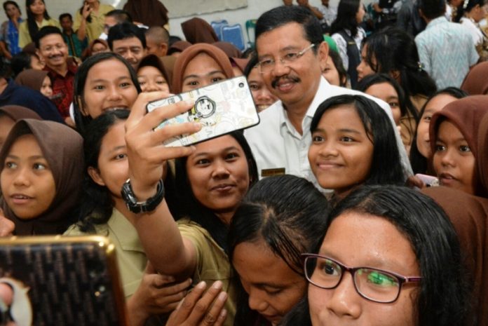 Gubernur Sumut Tengku Erry Nuradi, Jumat (13/10/2017) diajak selfie sama siswi di satu sekolah yang berada di daerah Labuhan Batu Utara. (medanToday.com)Gubernur Sumut Tengku Erry Nuradi, Jumat (13/10/2017) diajak selfie sama siswi di satu sekolah yang berada di daerah Labuhan Batu Utara. (medanToday.com)