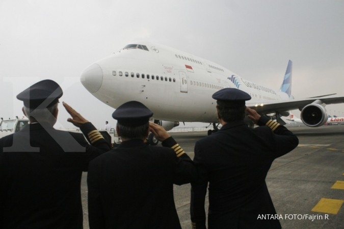 Sejumlah pilot maskapai Garuda Indonesia memberikan penghormatan terakhir kepada pesawat Boeing 747-400 di hangar 4 GMF, Tangerang, Banten, Senin (9/10). Garuda Indonesia secara resmi mempensiunkan pesawat Boeing 747-400 terakhir dengan nomor registrasi PK-GSH, setelah mengoperasikan pesawat tersebut sejak tahun 1994. ANTARA FOTO/Fajrin R