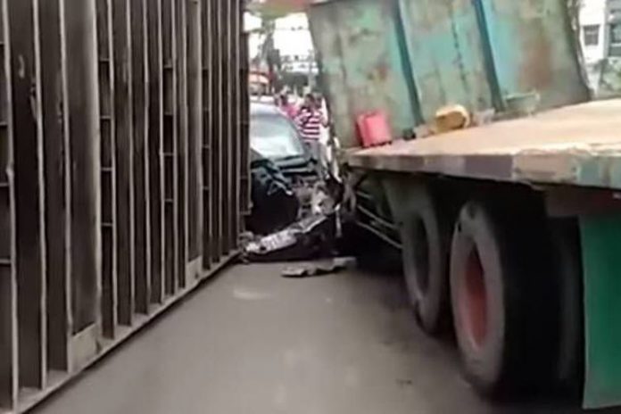 Sebuah Grand Livina dihantam truk kontainer di Simpang Empat Angkatan 66, Palembang, Selasa (17/10/2017), pukul 11.30 WIB. (Sriwijaya Post)