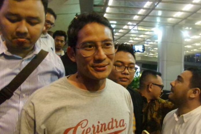 Wakil Gubernur DKI Jakarta Sandiaga Uno saat menghadiri konser 25 Tahun Ari Lasso Sepenuh Hati, di Balai Sarbini, Jakarta Selatan, Rabu (25/10/2017).(KOMPAS.com/DIAN REINIS KUMAMPUNG)