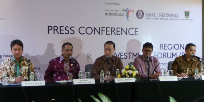 Regional Investment Forum 2017 yang diselenggarakan di Hotel Grand Inna Padang, Senin (16/10/2017). Konferensi RIF ini dihadiri oleh Deputi Gubernur Senior Bank Indonesia Mirza Adityaswara, Menteri Pariwisata Arief Yahya, Gubernur Sumatera Barat Irwan Prayitno, Kepala Badan Koordinasi Penanaman Modal (BKPM) Thomas Lembong, dan Staf Ahli bidang Investasi dan Pengembangan Infrstruktur Kementerian ESDM Prahoro Yulijanto Nurtjahyo. (Kompas.com/Kurnia Sari Aziza )