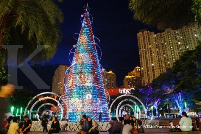 Pengunjung menikmati suasana pusat perbelanjaan yang telah dihiasi pohon Natal di Central Park, Jakarta, Jumat (25/11). Sejumlah pusat perbelanjaan mulai berhias untuk menyambut masa belanja Natal dan akhir tahun. KONTAN/Fransiskus Simbolon