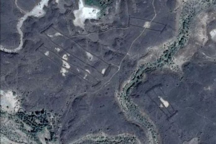 Struktur misterius di Arab Saudi yang menyerupai gerbang.(Google Earth)
