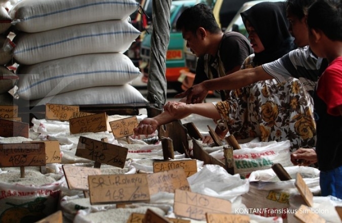 JAKARTA,21/05-KETERSEDIAAN BERAS JELANG RAMADHAN. Calon pembeli memilih jenis beras yang dijual pedagang di pasar induk beras Cipinang, Jakarta, Minggu (21/05). Mentan telah menggelar rapat dengan Badan Urusan Logistik (Bulog) terkait persiapan menghadapi Ramadhan untuk mengantisipasi gejolak harga melalui evaluasi stok dan kondisi harga saat ini. Amran menyebutkan stok beras saat ini mencapai 1,9 juta ton untuk delapan bulan ke depan. Jumlah tersebut cukup besar dibanding tahun-tahun sebelumnya yang berkisar 1 juta ton. KONTAN/Fransiskus Simbolon/21/05/2017