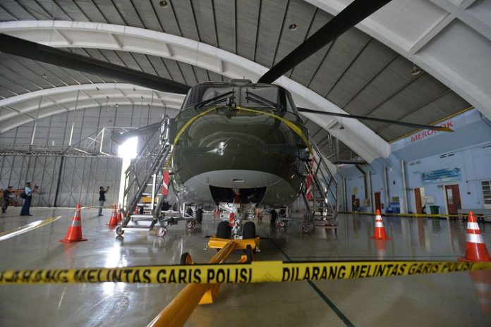 Helikopter Agusta Westland (AW) 101 terparkir dengan dipasangi garis polisi di Hanggar Skadron Teknik 021 Pangkalan Udara Halim Perdanakusuma, Jakarta Timur, Kamis (9/2/2017). (ANTARA FOTO / WIDODO S JUSUF)