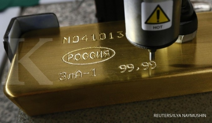 A machine engraves information on an ingot of 99.99 percent pure gold at the Krastsvetmet non-ferrous metals plant, one of the world's largest producers in the precious metals industry, in the Siberian city of Krasnoyarsk, Russia September 22, 2017. REUTERS/Ilya Naymushin