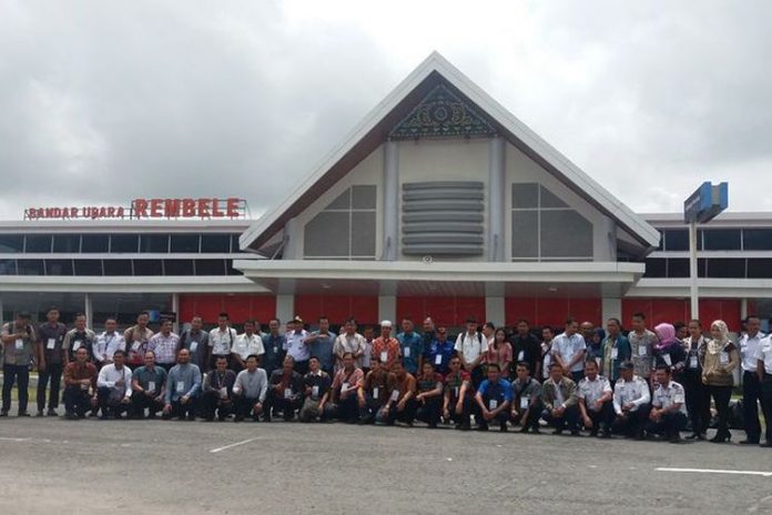 Para insan penerbangan dari empat provinsi, yakni Aceh, Sumatera Utara, Riau dan Kepulaiuan Riau yang dikomandoi Direktorat Jenderal Perhubungan Udara Kantor Otoritas Banda Udara Wilayah II Kementerian Perhubungan RI, saat foto bersam usai pembukaan Bimbingan Teknis Wildlife dan Bird Strike di Bandara Rembele, Bener Meriah, Aceh, (25/10/2017).(KOMPAS.com/ Iwan Bahagia SP)