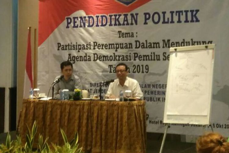 Mantan menteri era Abdurrahman Wahid, Ryaas Rasyid (kanan) saat mengisi diskusi bertema Partisipasi Perempuan dalam Mendukung Agenda Demokrasi Pemilu Serentak Tahun 2019, di Jakarta, Senin (16/10/2017).(KOMPAS.com/ESTU SURYOWATI)