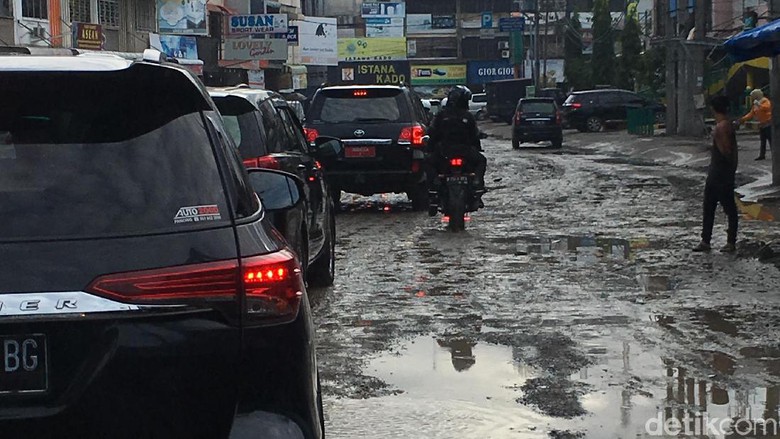 Jalanan rusak di Medan yang dilalui Jokowi. Foto: Ray Jordan/detikcom