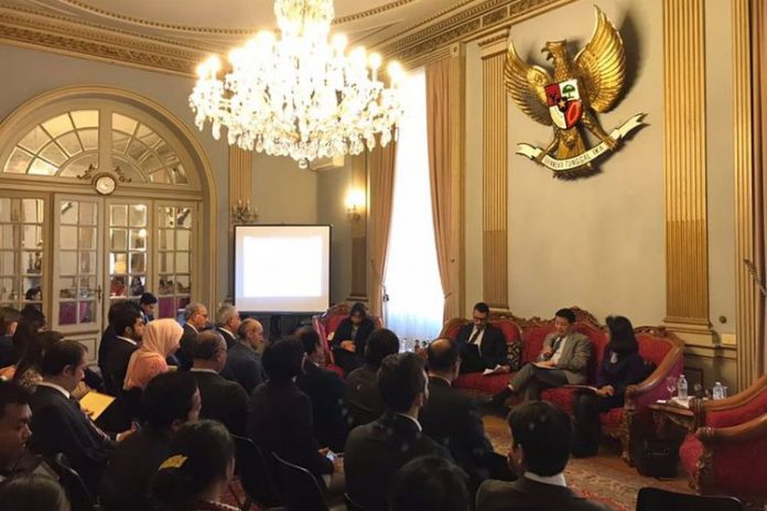 DOKUMENTASI KBRI ROMA Mantan Menteri Luar Negeri Hassan Wirajuda saat berbicara dalam seminar ASEAN 50: The Way Forward ASEANs Response to Changing International Strategic Landscape di Roma, 23 Oktober 2017.