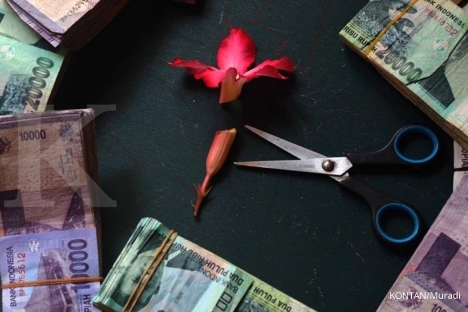 Ilustrasi pemangkasan bunga bank. KONTAN/Muradi
