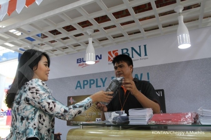 Petugas menawarkan kartu kredit kepada calon nasabah di Bekasi, Rabu (16/8). Pelaku industri perbankan optimistis transaksi kartu kredit pada semester II 2017 bisa bertumbuh dua digit. Menurut data Alat Pembayaran Menggunakan Kartu (APMK) yang dirilis oleh Bank Indonesia (BI), transaksi kartu kredit pada periode Januari-Juni 2017 mencapai Rp 145,74 triliun. Nilai tersebut meningkat 4,3% dibandingkan periode yang sama tahun 2016. KONTAN/Cheppy A. Muchlis/17/08/2017