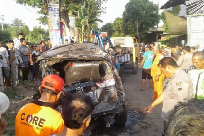 Anggota kepolisian dan relawan mengevakuasi mobil yang tertabrak kereta api di Desa Purbayan, Baki, tepatnya di Jalan Raya Gawok, Sukoharjo, Senin (23/10/2017).(Tribunsolo.com/Labib Zamani)