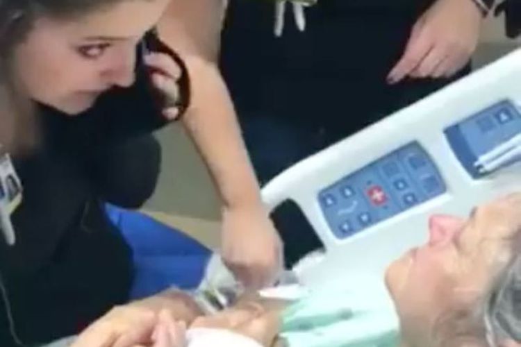 Perawat Olivia Neufelder saat mendampingi Margaret Smith, seorang pasien kanker stadium akhir, menjelang kematiannya.(Facebook/Mirror)