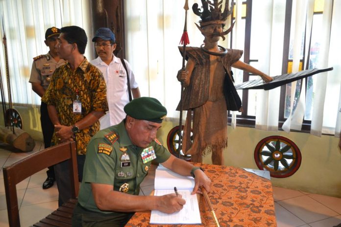 Pangkostrad Letjen Edy Rahmayadi