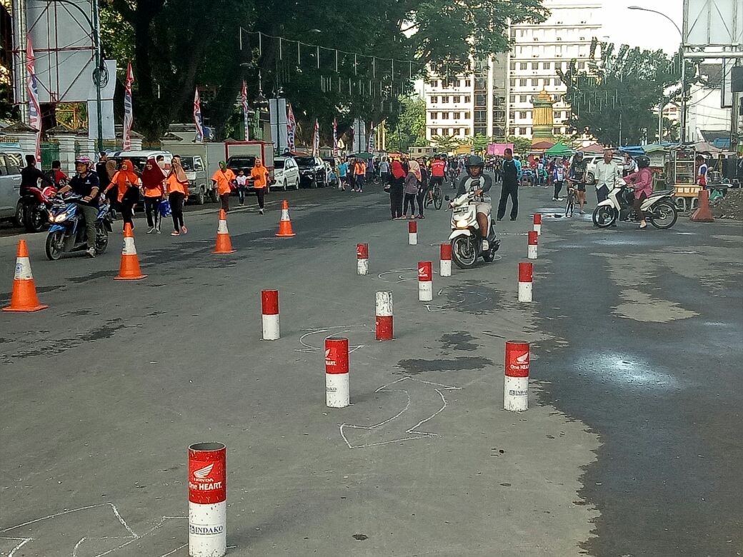 Masyarakat Kota Medan sedang mengikuti Uji Simulasi SIM yang dibuat Satlantas Polrestabes Medan di Lapangan Merdeka, Minggu (15/10/2017)