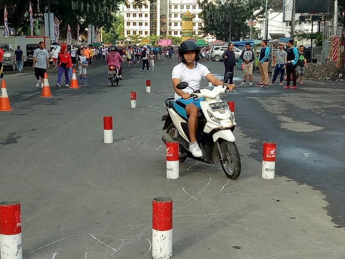 Masyarakat Kota Medan sedang mengikuti Uji Simulasi SIM yang dibuat Satlantas Polrestabes Medan di Lapangan Merdeka, Minggu (15/10/2017)