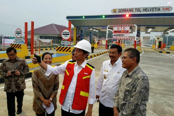 Presiden Jokowi menyempatkan diri berfoto selfie bersama Gubernur Sumut Tengku Erry Nuradi, Menteri BUMN Rini S Soemarno dan Menteri PU PR Basuki Hadimudjono.