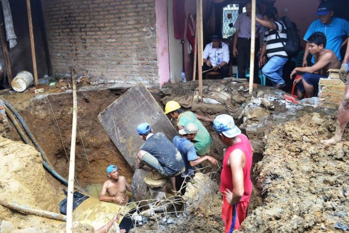 Kerusakan pipa induk berdiameter 1.000 mm yang berlokasi di Jalan Stasiun Kereta Api Duren/Jalan Purwo Gang Anyelir membuat pihak Tirtanadi Medan harus bekerja ekstra keras untuk memperbaikinya.