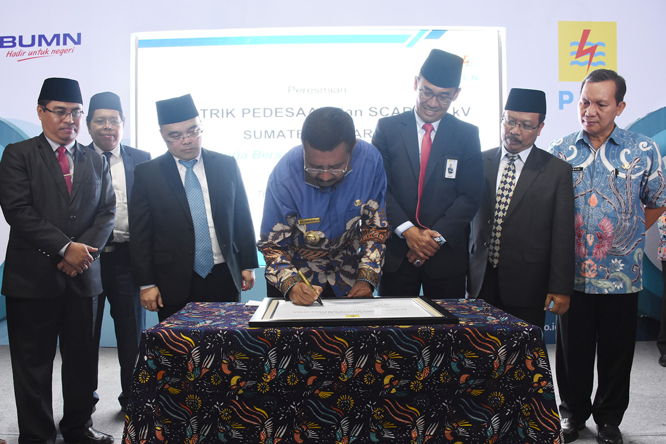 Usai memimpin upacara peringatan Hari Listrik Nasional (HLN) ke-72 yang digelar PLN Sumut di Lapangan Merdeka Medan, Jumat (27/10/2017), Gubernur Sumatera Utara (Gubsu) Tengku Erry Nuradi meresmikan listrik pedesaan.