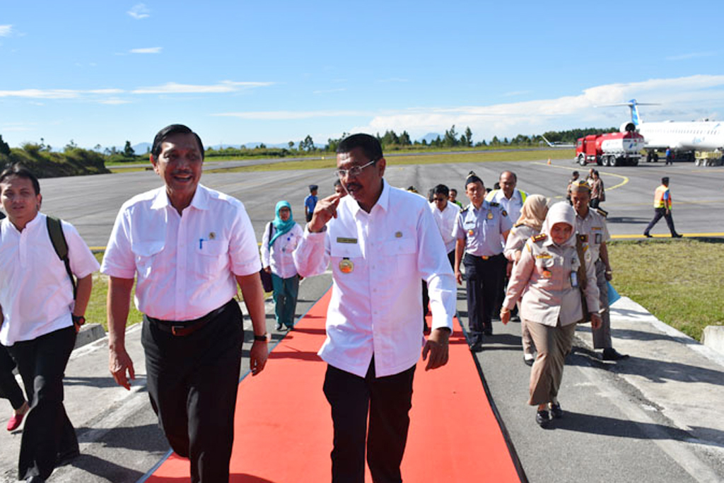 Menteri Pariwisata (Menpar) Arief Yahya mengingatkan agar pemerintah daerah dan masyarakat di sekitar kawasan Danau Toba mempersiapkan diri seiring dibukanya pintu gerbang pariwisata di Bandara Silangit mulai didarati penerbangan internasional dari Singapura.