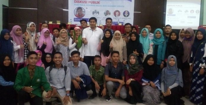 Maruarar Sirait SIP foto bersama para mahasiswa/i UIN Sumut, usai menjadi keynote speaker dalam Dialog Publik: Pancasila, Anak Muda, dan Ekonomi Kreatif, yang dilaksanakan di Kampus UIN Sumut, Sabtu sore (25/11/2017).