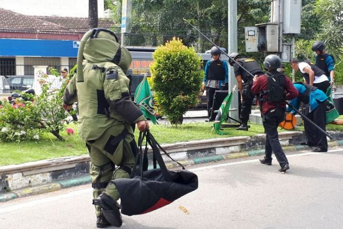 Tim Penjinak Bom Densus Gegana Satuan Brimob Polda Sumut saat mengamankan benda diduga bom di Jalan Juanda Medan, Minggu (19/11/2017)(KOMPAS.com / Mei Leandha)